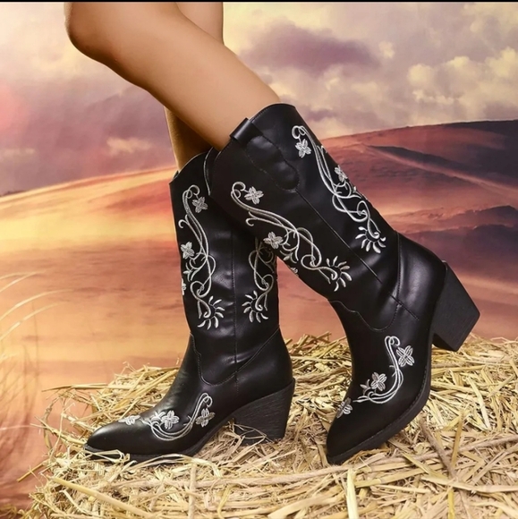 Point Toe Block Heels Boots - Picture 4 of 5
